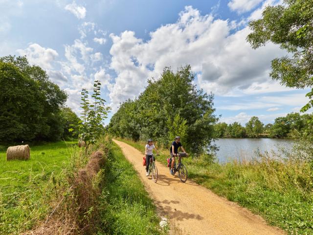 Ciclistas por la Mayenne