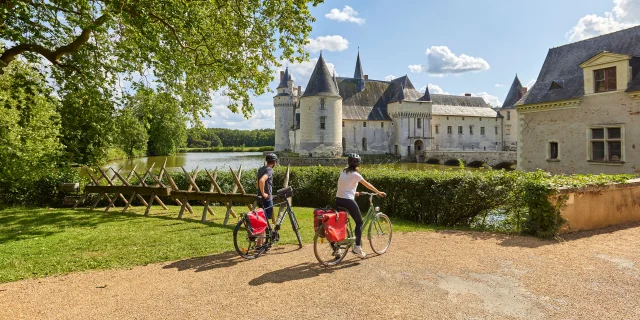 Ciclistas delante del castillo de Plessis-Bourré