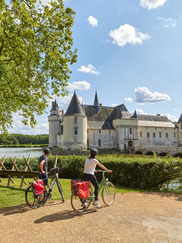 Cyclistes devant le château du Plessis-Bourré