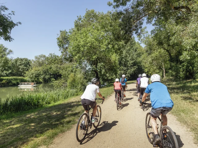 Groupe sur un chemin à vélo