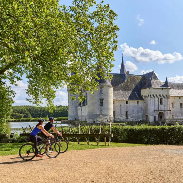 Ciclistas frente al castillo Plessis Bourré