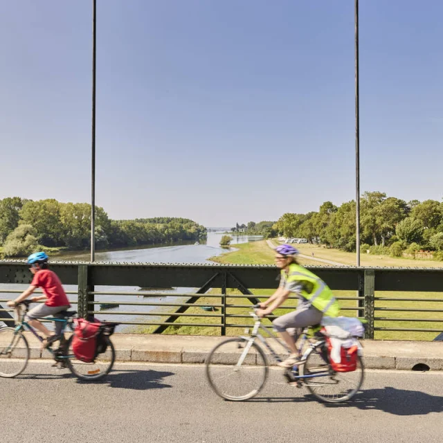 2 cyclistes passant à vélo sur un pont