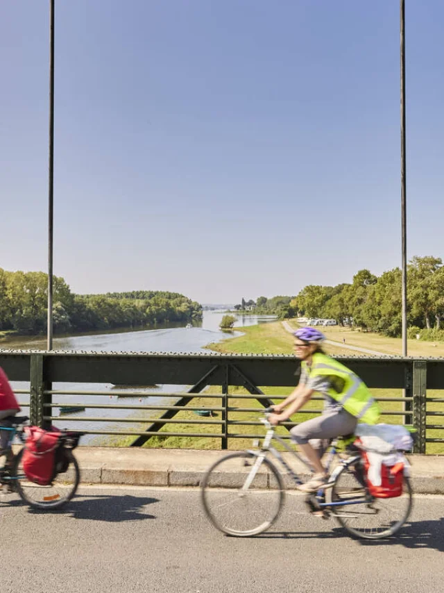 2 cyclistes passant à vélo sur un pont