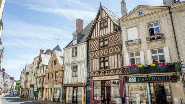 Vue sur la façade de maisons à colombages sur le bord de la rue