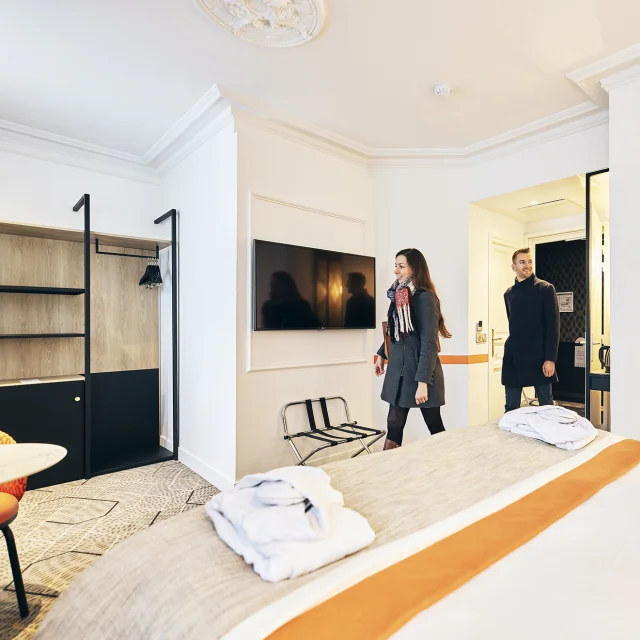 Couple entrant dans leur chambre d'hôtel