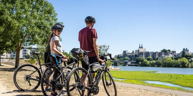 Trois personnes en vélo Gravel en face du château d'Angers