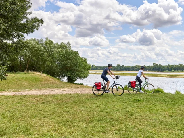 Amigos en bici por el Loira