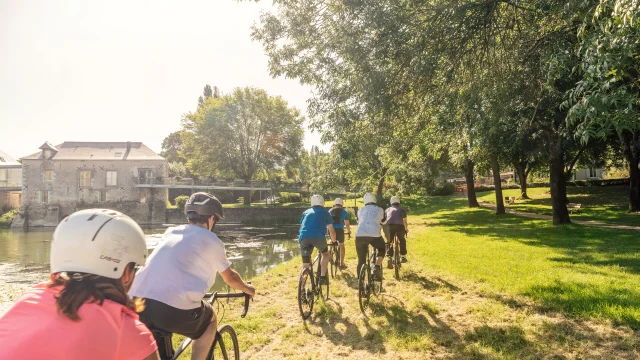 Cyclistes en vélo Gravel dans les Basses vallées angevines
