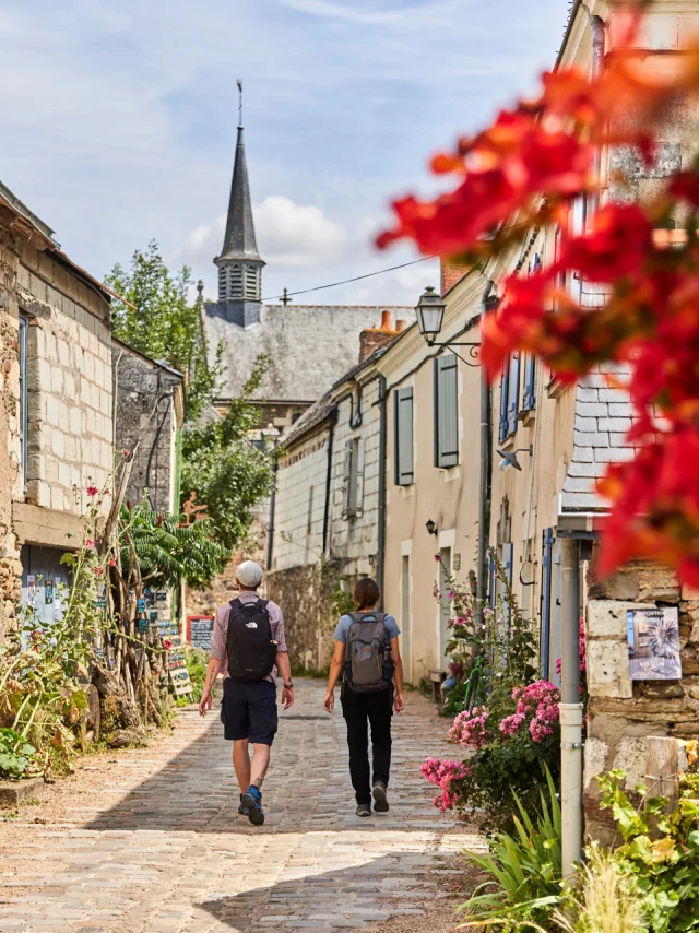 Couple en balade dans les rues de Béhuard