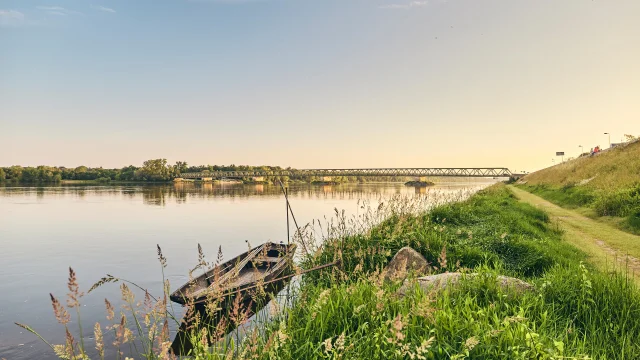 Puesta de sol en el orillas de la Loire