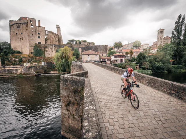 Ciclista en el Pont de Clisson