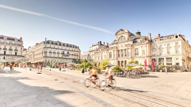 Deux cyclistes place du Ralliement à Angers