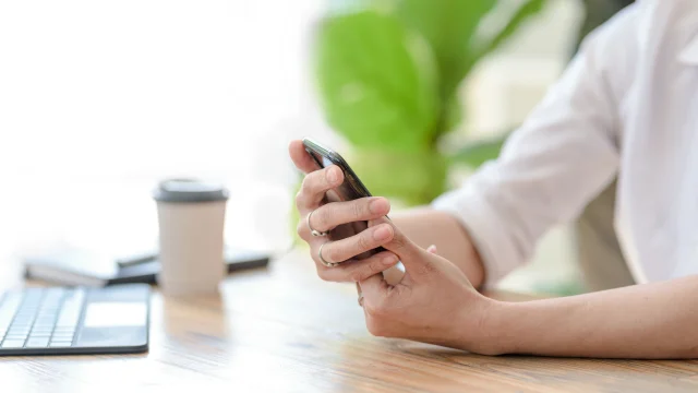 Femme consultant son téléphone portable