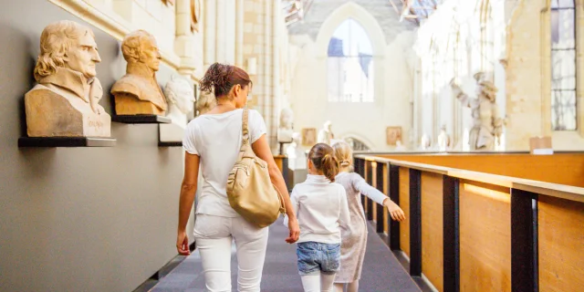 une femme et deux enfants dans la galerie David d'Angers