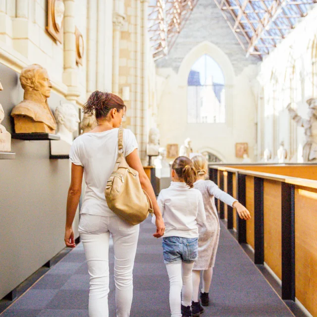 une femme et deux enfants dans la galerie David d'Angers