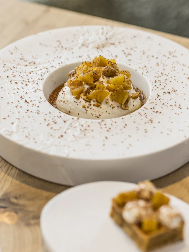 Plan rapproché d'un dessert dressé dans une assiette beige