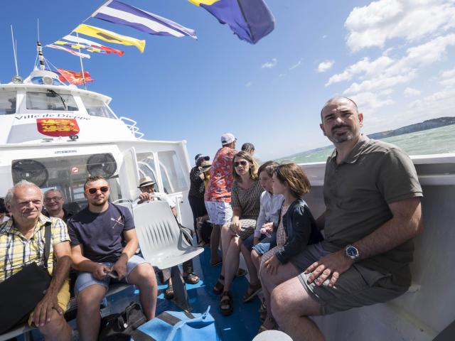 Une dizaine de personnes à bord du bateau Ville de Dieppe, au large des côtes, des petits fanions colorés flottant au vent