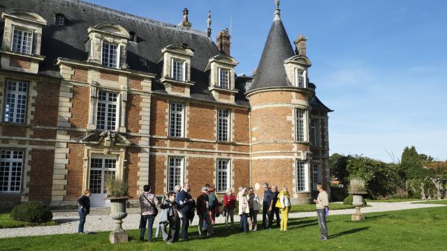 Façade sud style Henri IV château de Miromesnil, groupe de touriste écoutant un guide