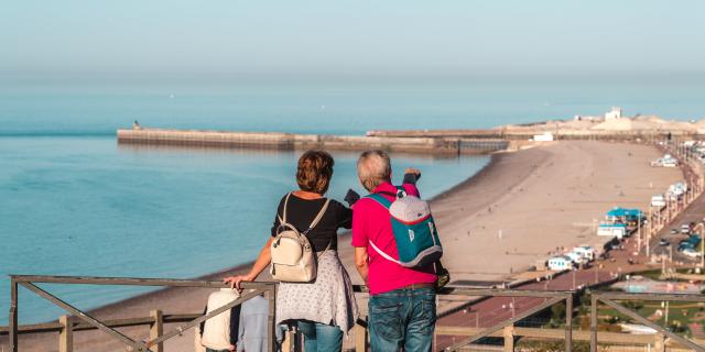 Un couple regardant la plage de Dieppe depuis le panorama du château de Dieppe