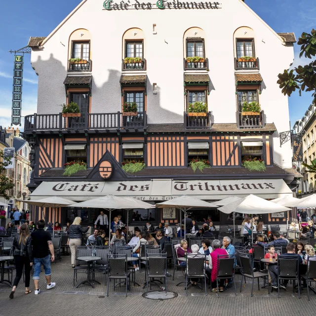 Terrasse pleine de monde du Café des Tribunaux