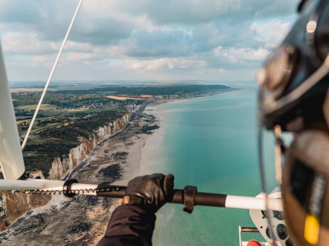 Vue du ciel sur la mer et les falaises