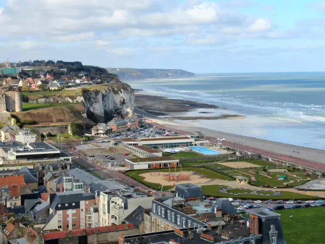 Vue aérienne de la ville, la plage et des falaises de Dieppe