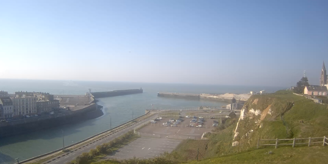 Vue sur l'entrée du chenal, gare transmanche, parking camping-cars