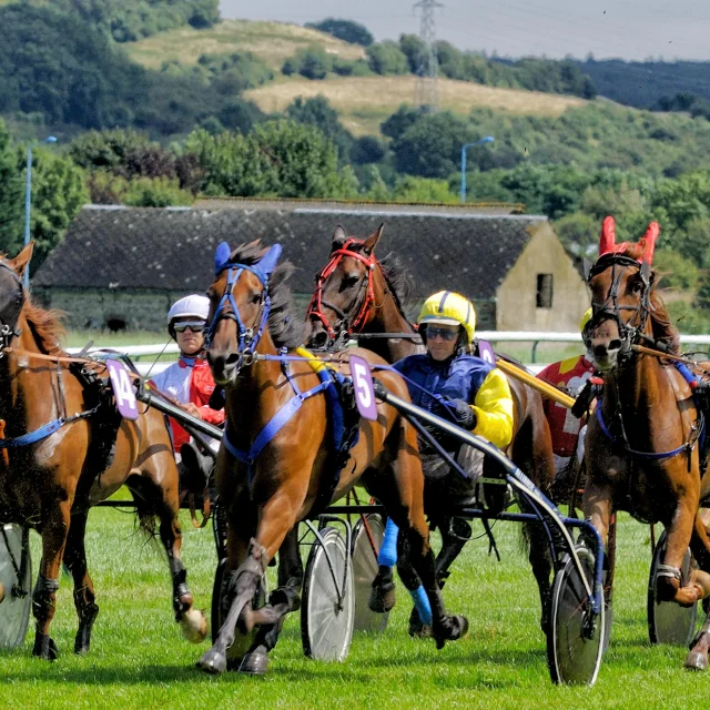 Jockeys durant une course avec leurs chevaux à l'Hippodrome de Dieppe