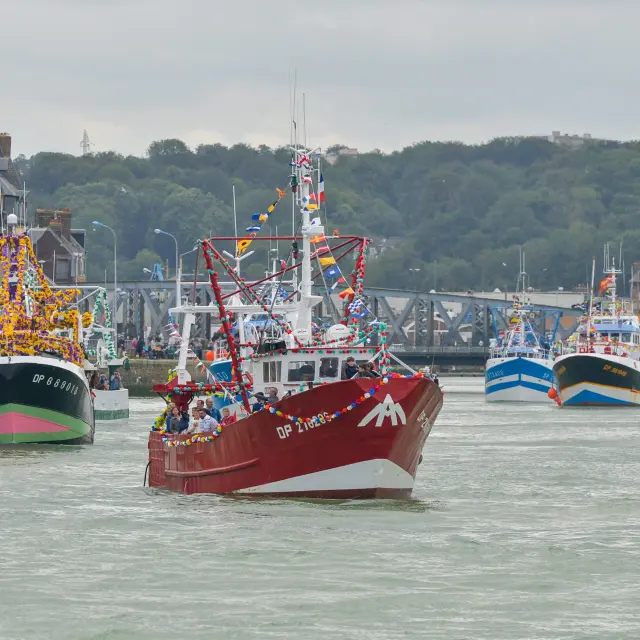 De nombreux bateaux arrivant à Dieppe pour la fête de la Mer