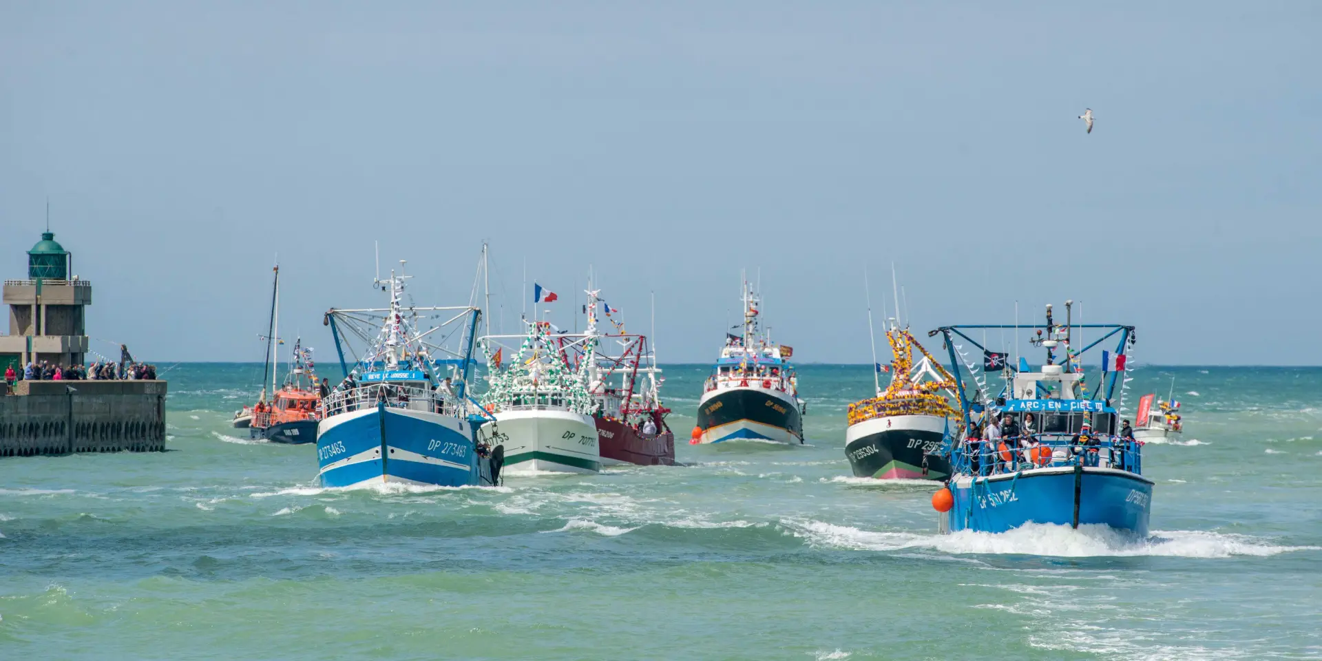 De nombreux bateaux arrivant à Dieppe pour la fête de la Mer