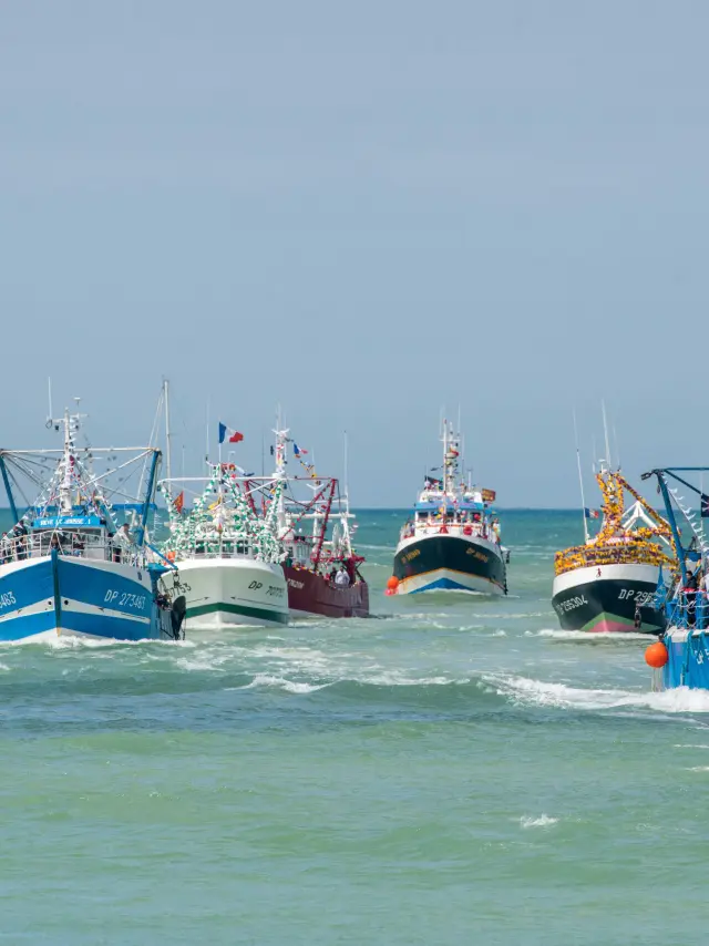 De nombreux bateaux arrivant à Dieppe pour la fête de la Mer
