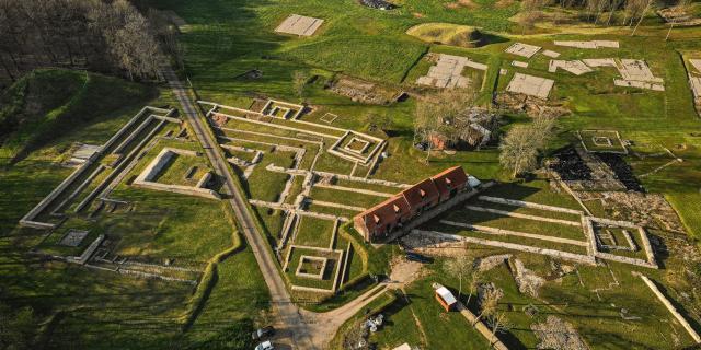 Vue aérienne du site archéologique de Briga avec ses ruines au milieu des champs