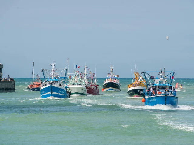 De nombreux bateaux arrivant à Dieppe pour la fête de la Mer