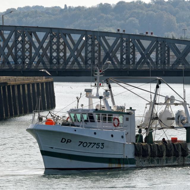 Un bateau de pêche passe à proximité du Pont Colbert (pont en fer style Eiffel) à marée haute dans le port de Dieppe