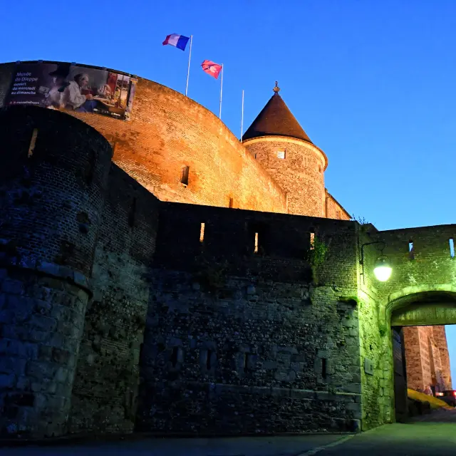 Château musée de Dieppe de nuit vu depuis la montée sur le côté de celui-ci
