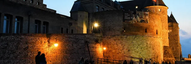 Château musée de Dieppe de nuit prit de côté dans sa cour