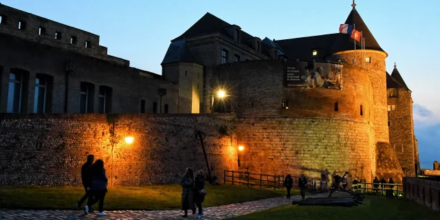 Château musée de Dieppe de nuit prit de côté dans sa cour