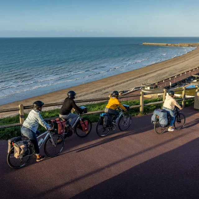 Groupe de 4 cycliste arrivant sur le panorama à côté du château musée de Dieppe avec la vue sur la mer