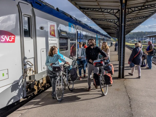 Groupe de 4 cyclistes sur le quai de la gare de Dieppe