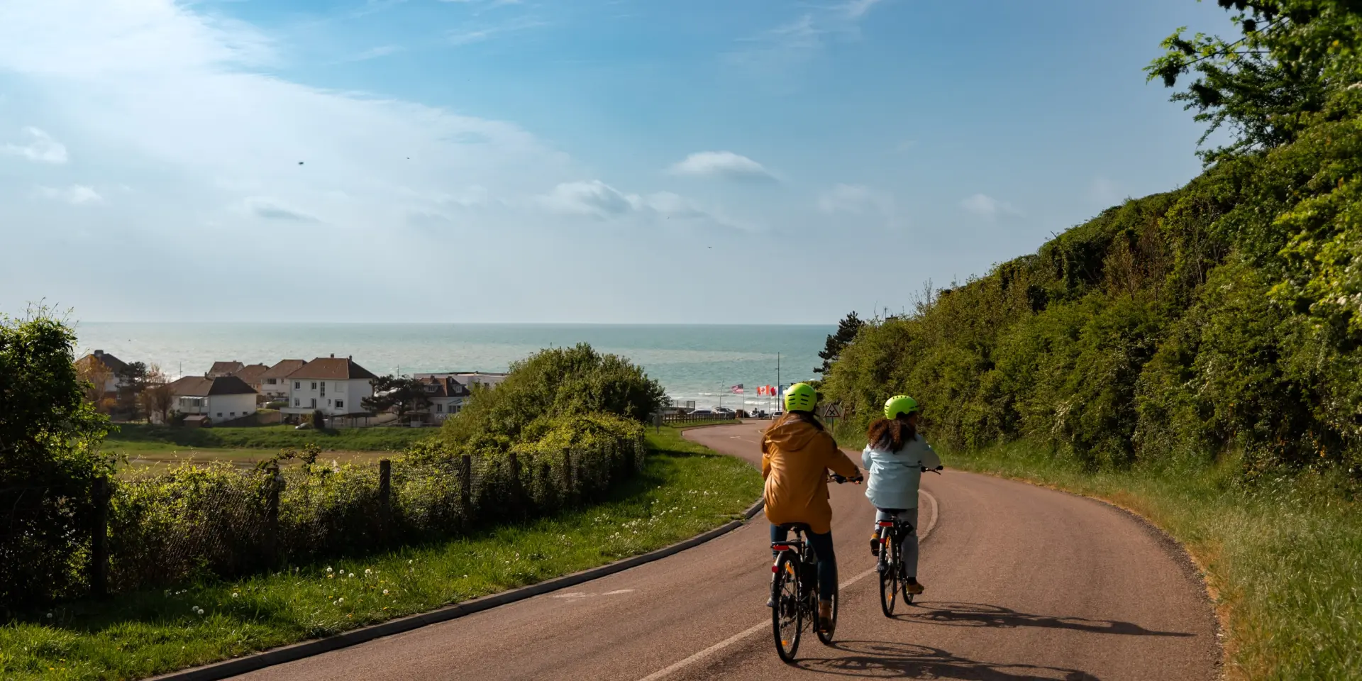 Large vue sur un groupe de cyclistes à Pourville, entre mer et campagne.