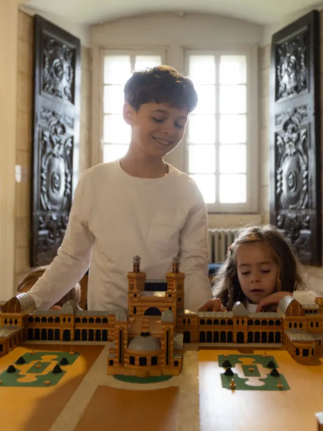 Des enfants regardent une maquette au musée