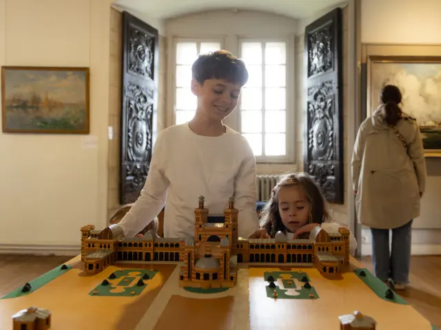 Des enfants regardent une maquette au musée