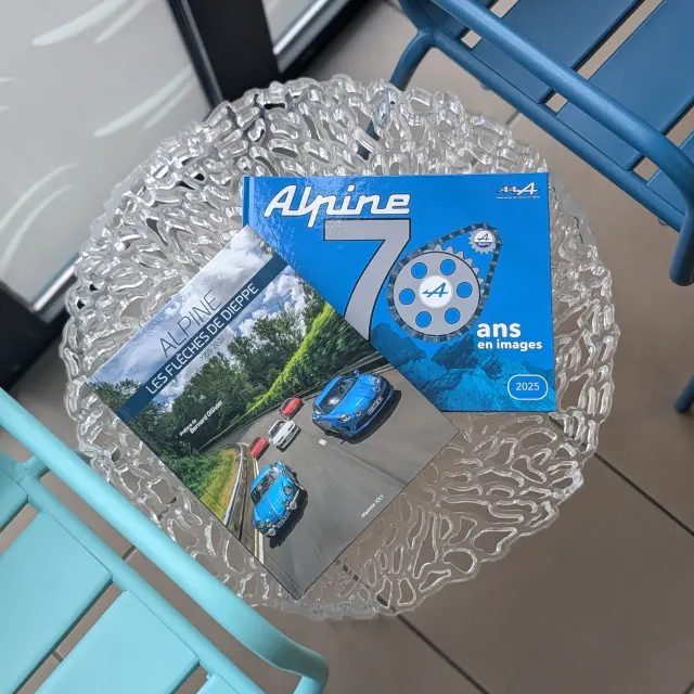 2 livres Alpine posés sur une table, produit de la boutique