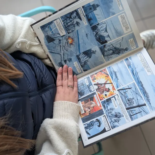 Une personne tient le livre opération jubilee dans les mains