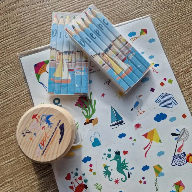 Crayons de couleurs, yoyo et planche de stickers, produits enfants