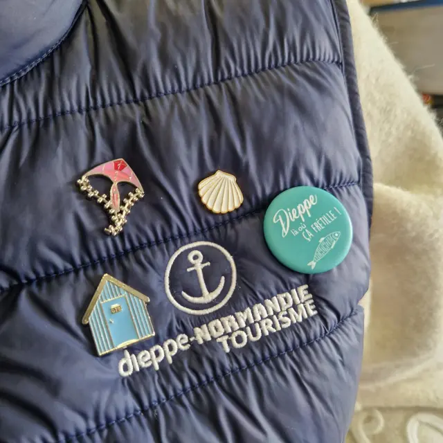Pin's cerf-volant rose, coquille saint jacques blanche, cabine de plage bleue et badges Dieppe