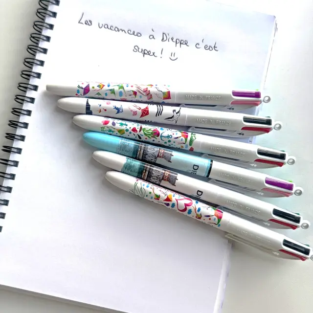 6 stylos 4 couleurs représentant le pont Colbert et le festival des cerfs-volants