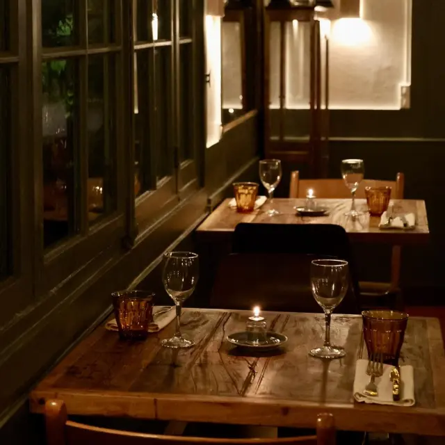 Le Relais Photo du restaurant avec 2 tables pour 2 personnes, une bougie au centre de la table