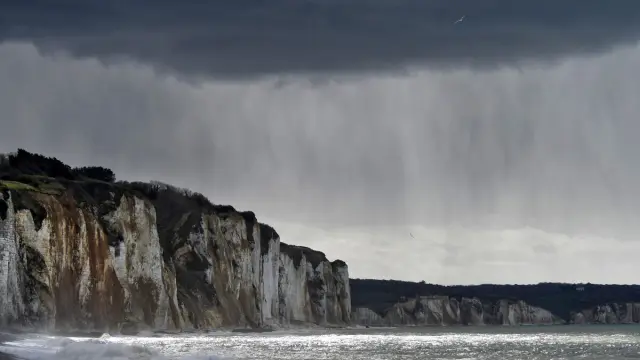 Tempete Sur Les Falaises De Dieppe Yann Pelcat 3381 1200px
