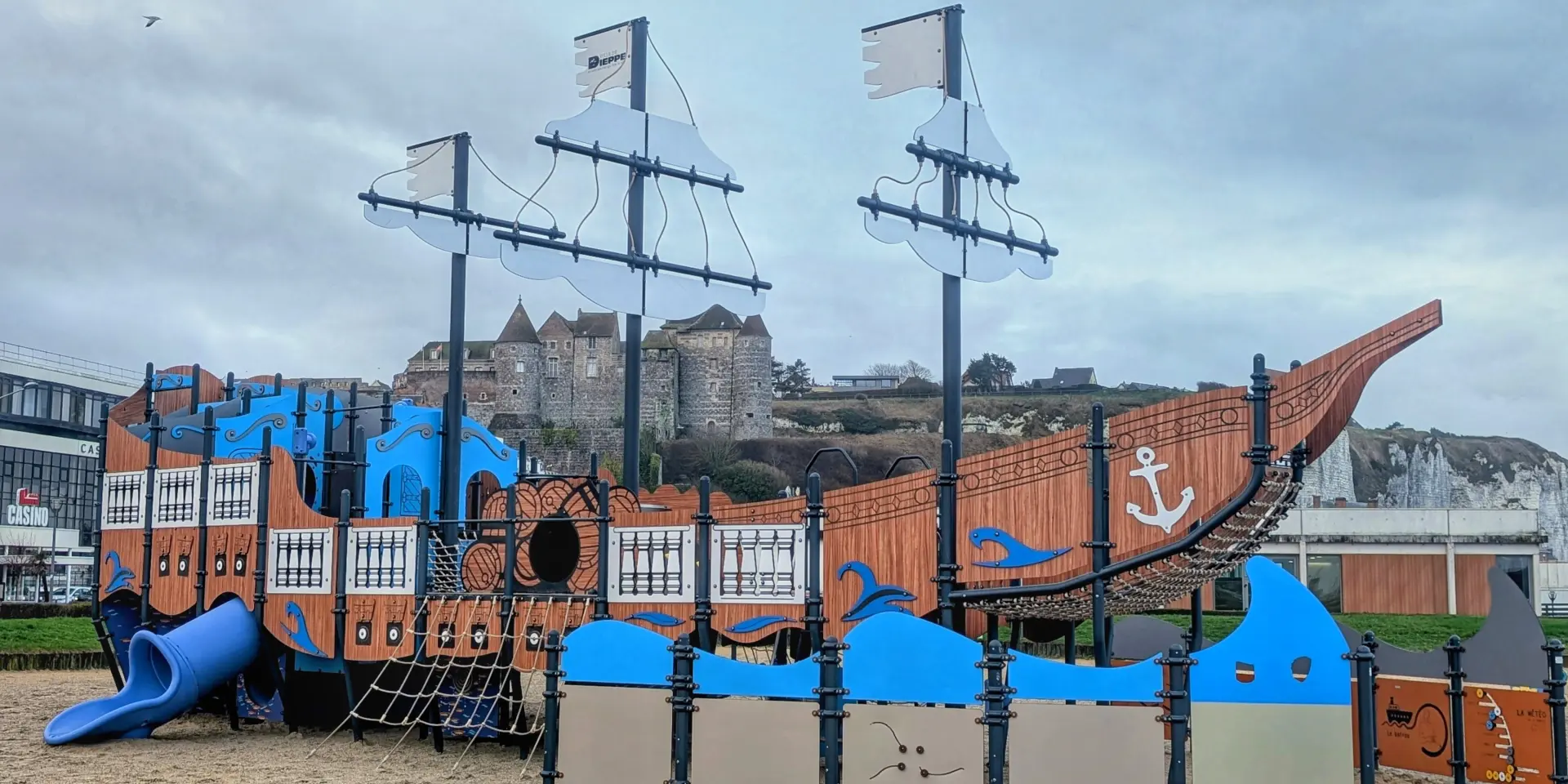 Bateau Pirate Front De Mer Dieppe